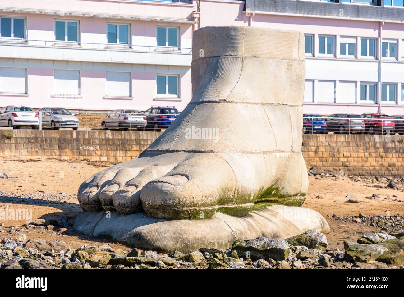 Une grande sculpture représentant un pied humain, de Daniel Dewar et Gregory Gicquel, sur la plage de Saint-Nazaire, en France. Banque D'Images