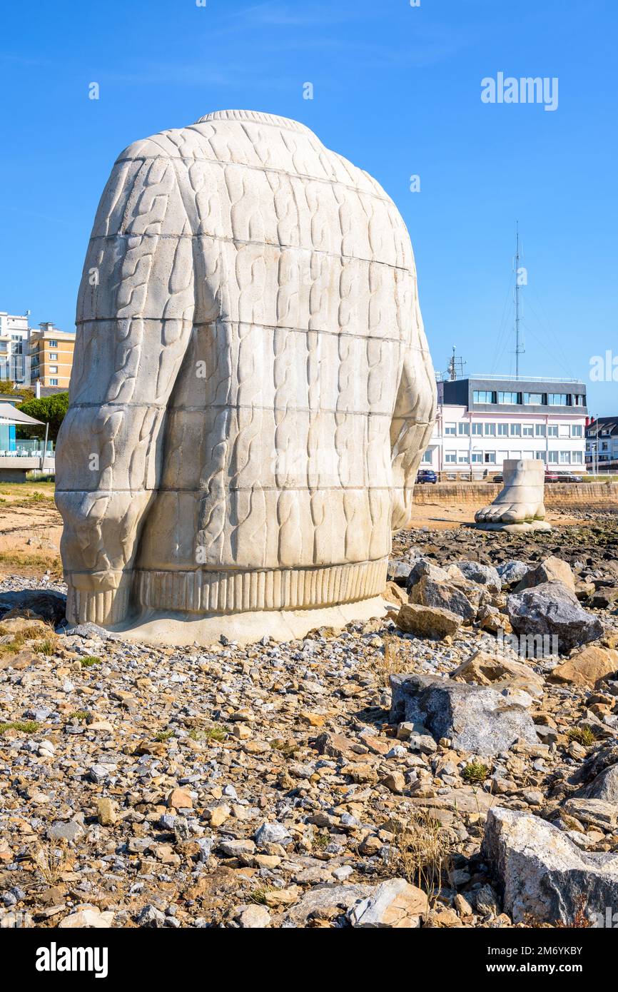 Deux grandes sculptures en béton représentant un pull en maille torsadée et un pied humain, de Daniel Dewar et Gregory Gicquel, à Saint-Nazaire, en France. Banque D'Images