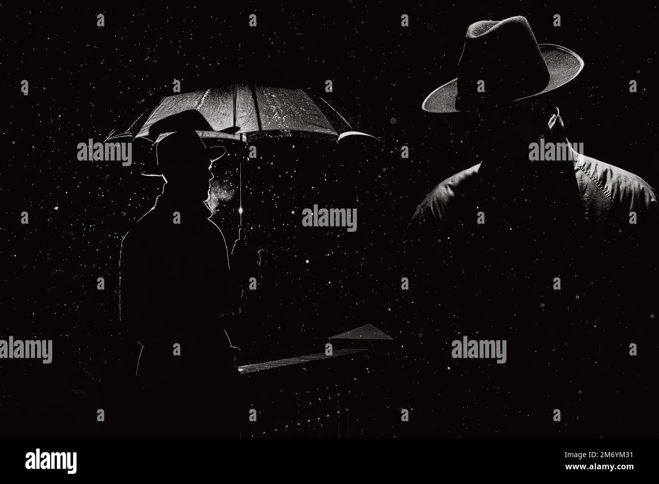 silhouette d'un espion détective masculin dans le style du film noir. Collage avec un homme dans un imperméable et un chapeau dans une ville pluvieuse la nuit Banque D'Images