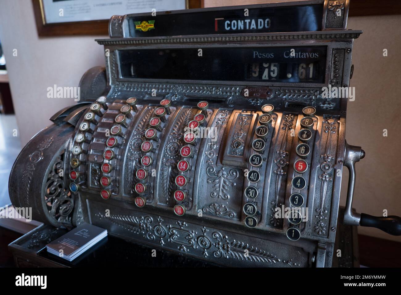 Milan, Italie - 4 mai 2022: Ancienne machine de caisse de métal vintage. Banque D'Images