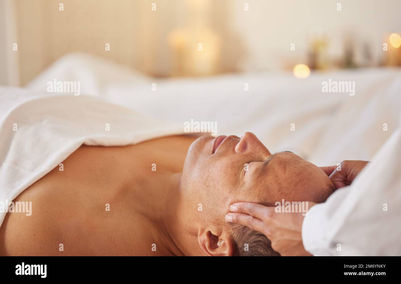 Spa, homme et massage pour le bien-être, le luxe et la détente pour la santé, la paix ou allongé sur une table. Homme, autosoins et zen pour un style de vie sain Banque D'Images