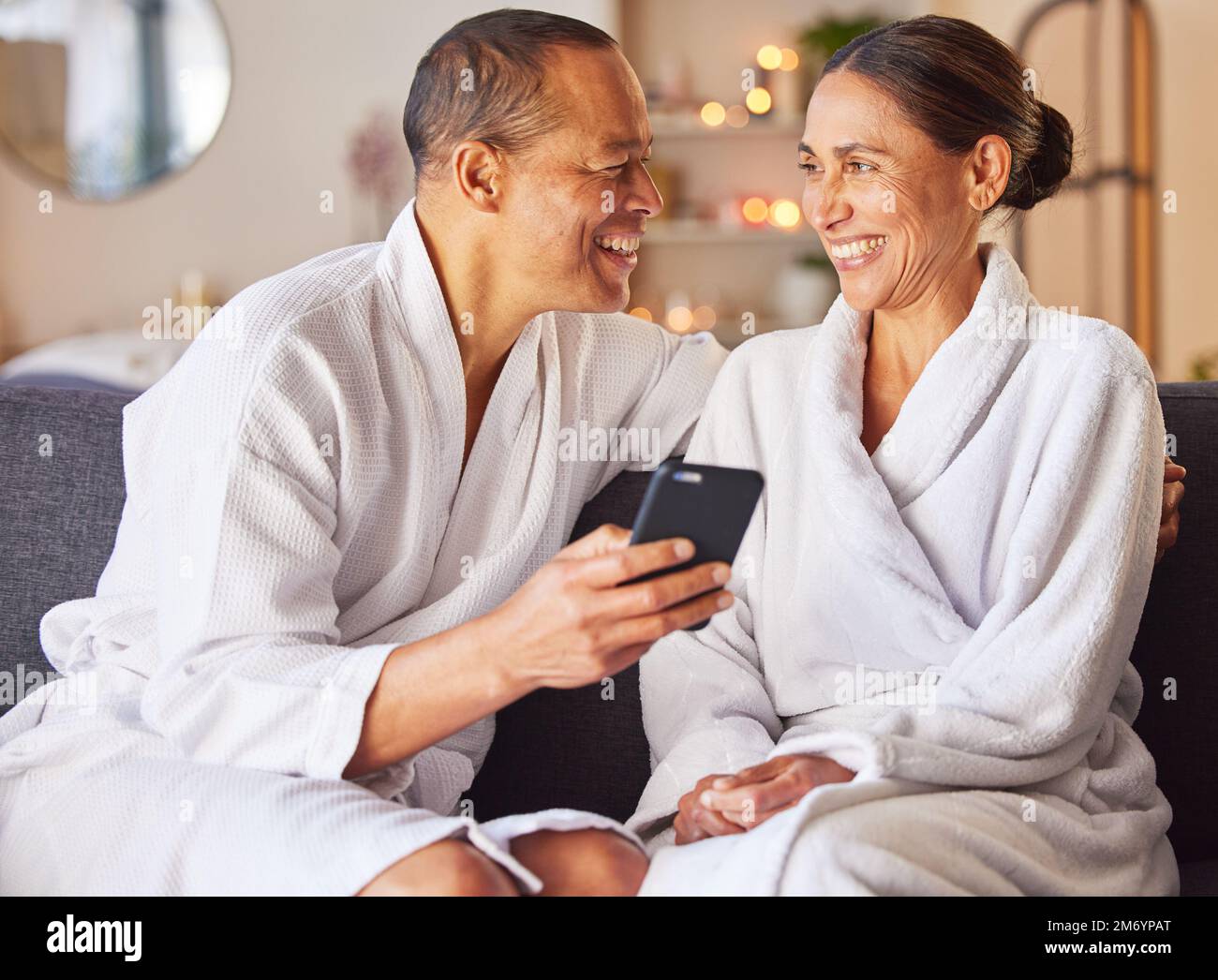 Couple senior, téléphone et détente spa bien-être sur canapé, centre de  beauté et soins du corps de luxe ou streaming vidéo en ligne. Bonheur,  femme et homme sourient Photo Stock - Alamy