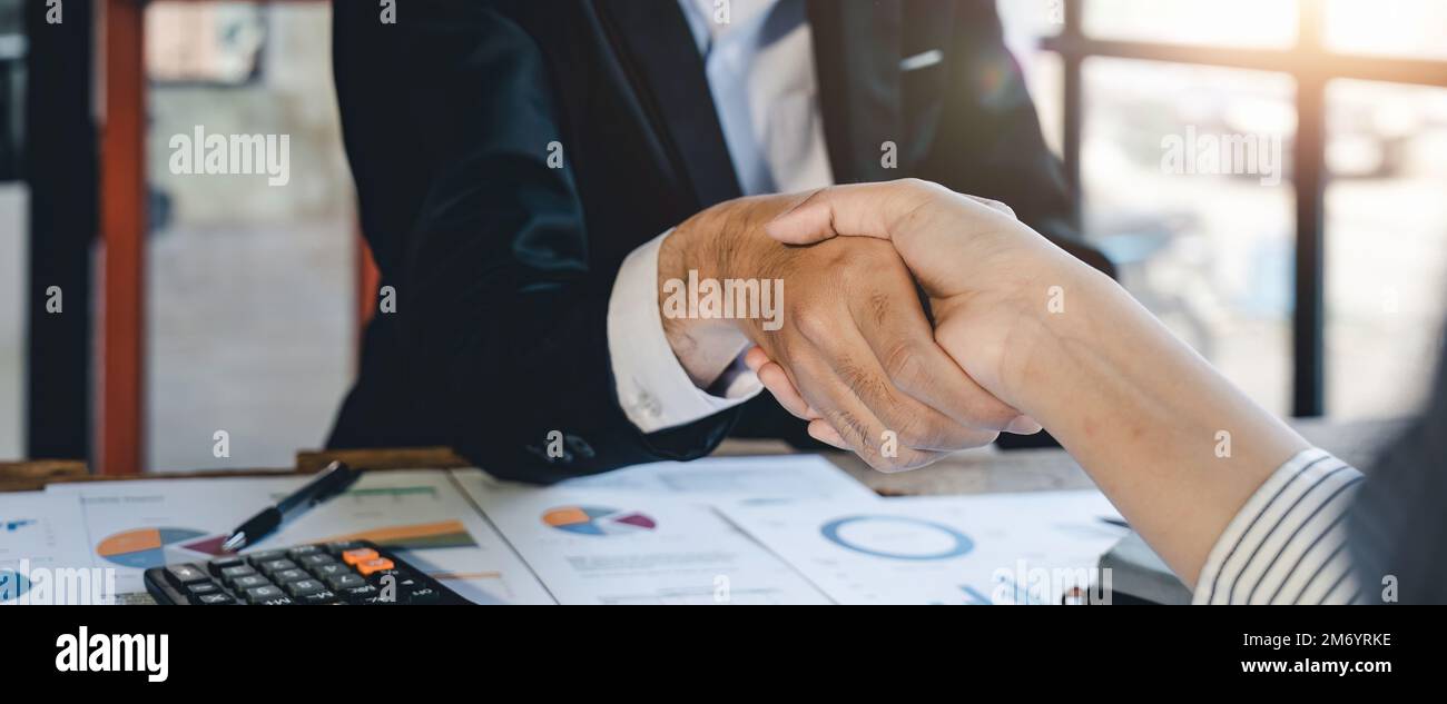 Les gens d'affaires qui se secouent la main lors d'une réunion au bureau, succès, négociation, accueil et concept de partenaire. Banque D'Images