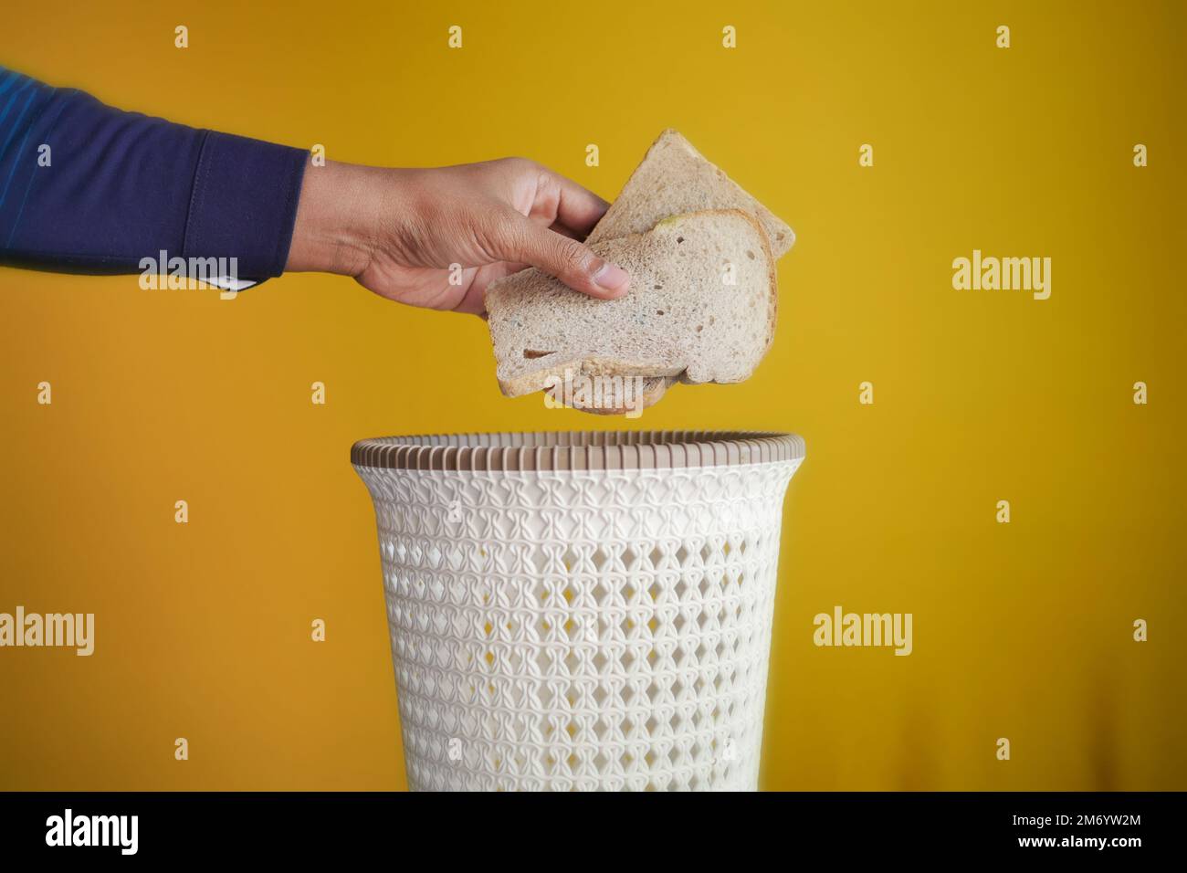 jeter des pains dans une poubelle Banque D'Images