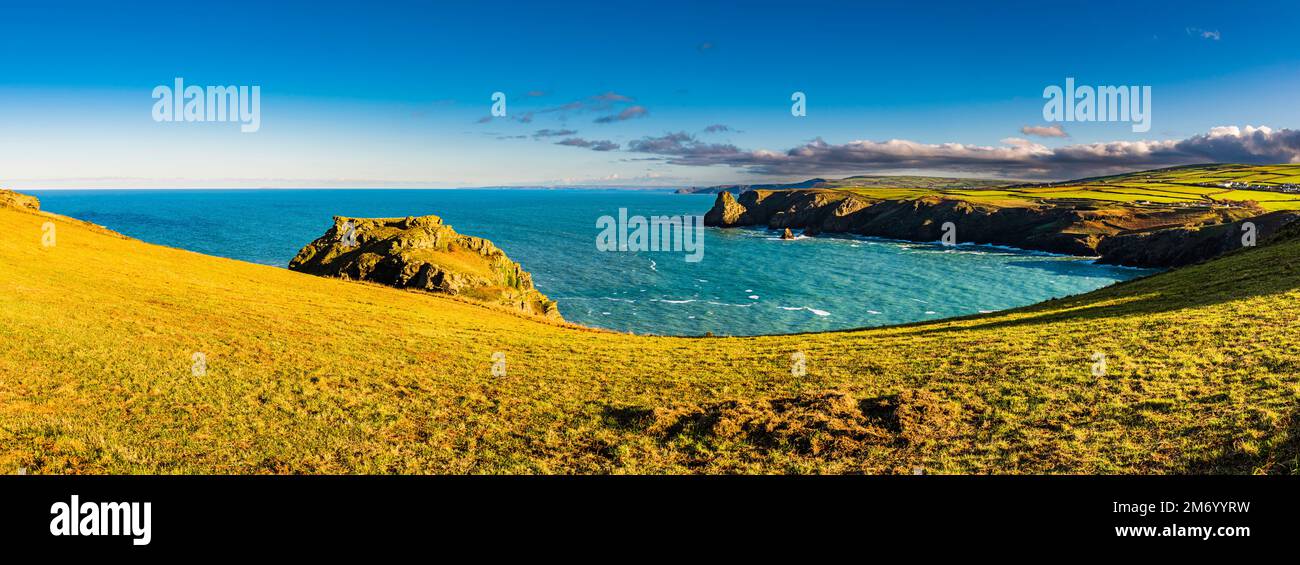 Vue panoramique sur la baie de Benath et Bossiney Haven, Tintagel, Cornwall, Royaume-Uni Banque D'Images