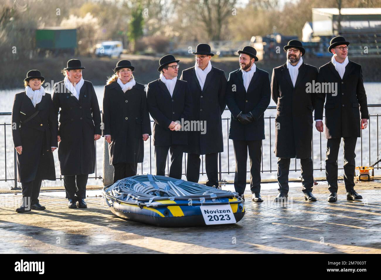 Brême, Allemagne. 06th janvier 2023. Les novices participent à la compétition ICE. La classe novice de 2023 comprenait des femmes pour la première fois. Le soi-disant essai de glace est une ancienne coutume de Brême dans laquelle la question est: Un tailleur peut-il traverser le Weser sec ou pas? Credit: Sina Schuldt/dpa/Alay Live News Banque D'Images