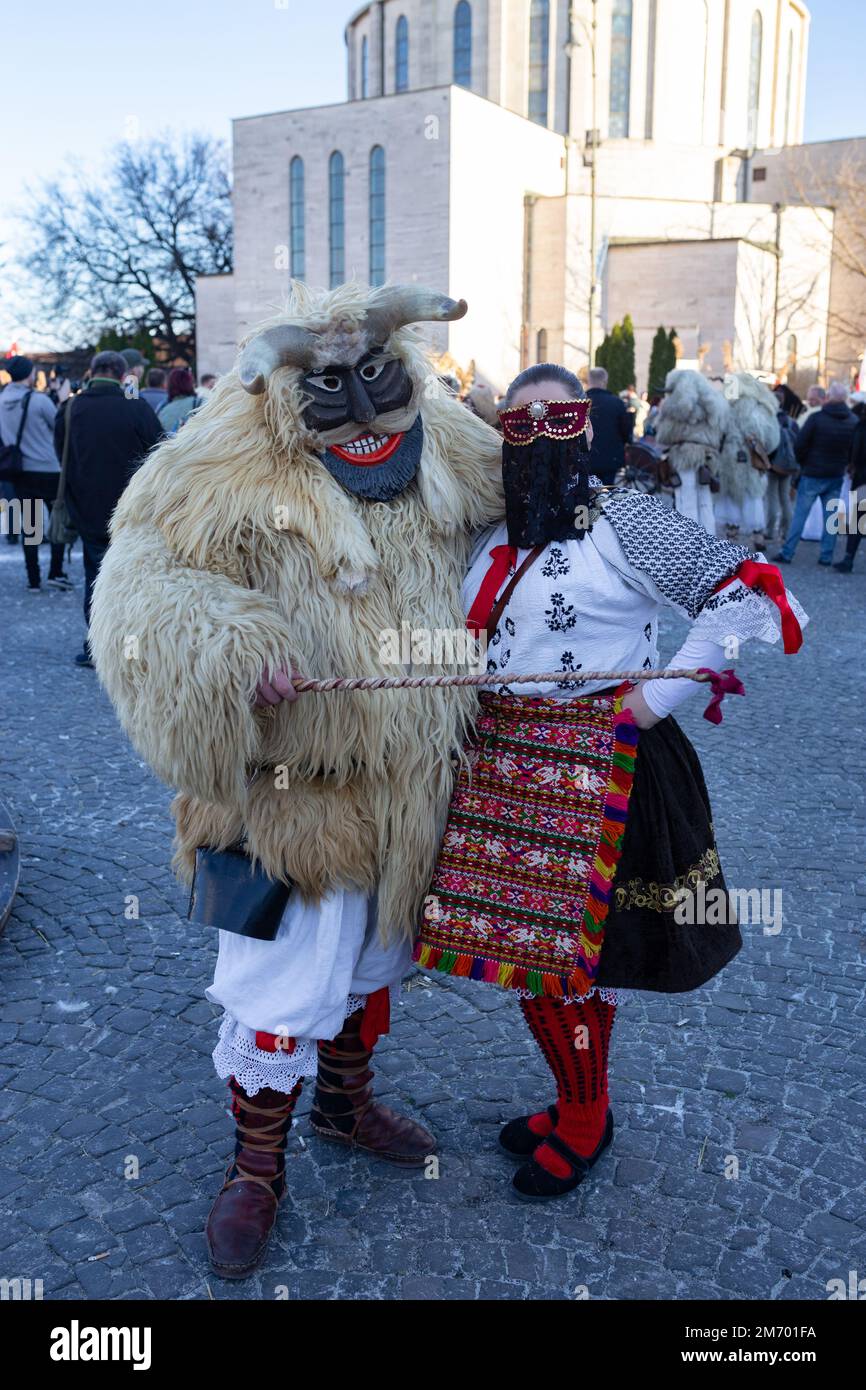 Couple en costume traditionnel pendant les festivités annuelles de Buso / Poklade de Mohacs, Hongrie Banque D'Images