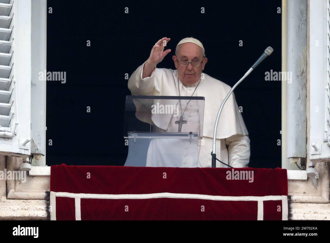 Vatican, Vatican. 06th janvier 2023. Le pape François fait des vagues fidèles de la fenêtre du palais apostolique dominant la place Saint-Pierre lors de la prière hebdomadaire Angelus au Vatican, sur 6 janvier 2023. (Photo de Giuseppe Fama/Pacific Press) crédit: Pacific Press Media production Corp./Alay Live News Banque D'Images