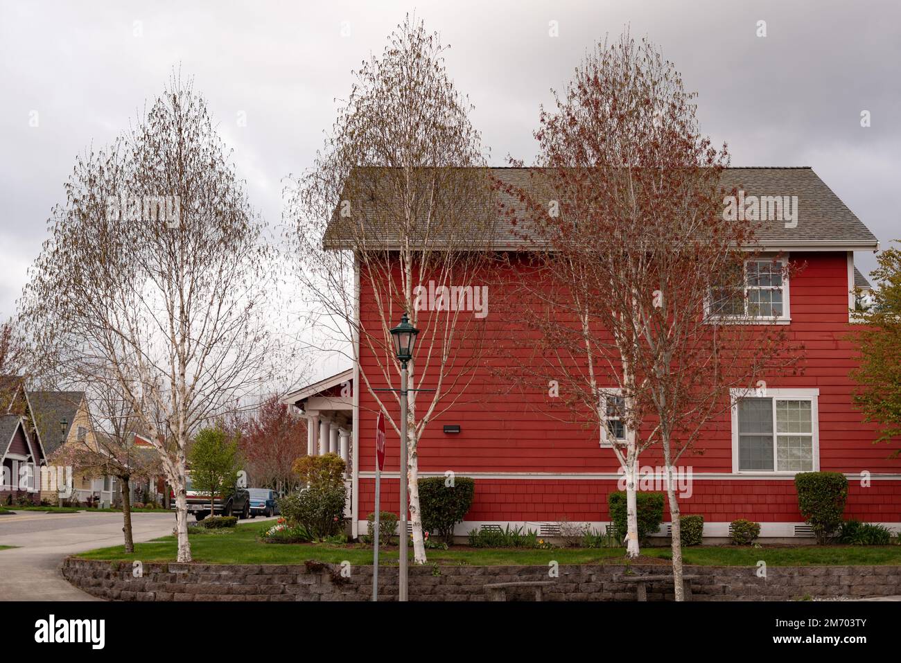 Une maison de style scandinave à Paulsboro avec une pelouse bien entretenue, WA, USA Banque D'Images