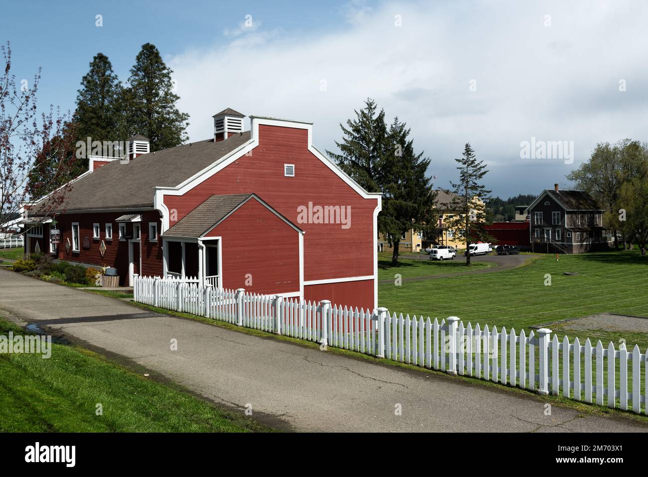 Une maison de style scandinave à Paulsboro avec une pelouse bien entretenue, WA, USA Banque D'Images