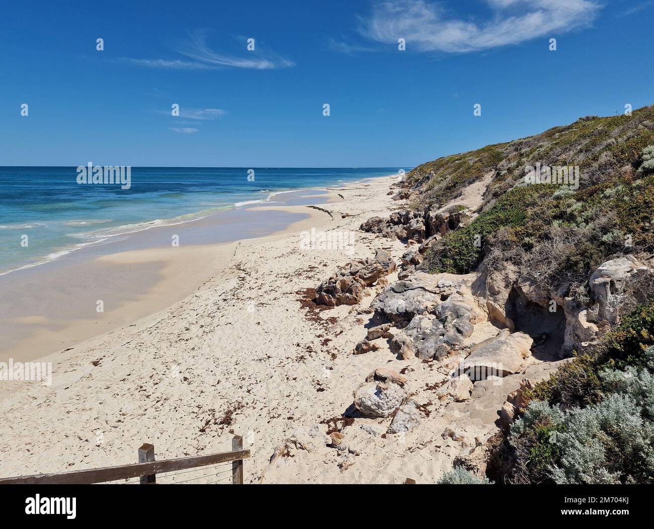Beach West Australia avec vue sur l'océan Indien sous un ciel bleu. Banque D'Images