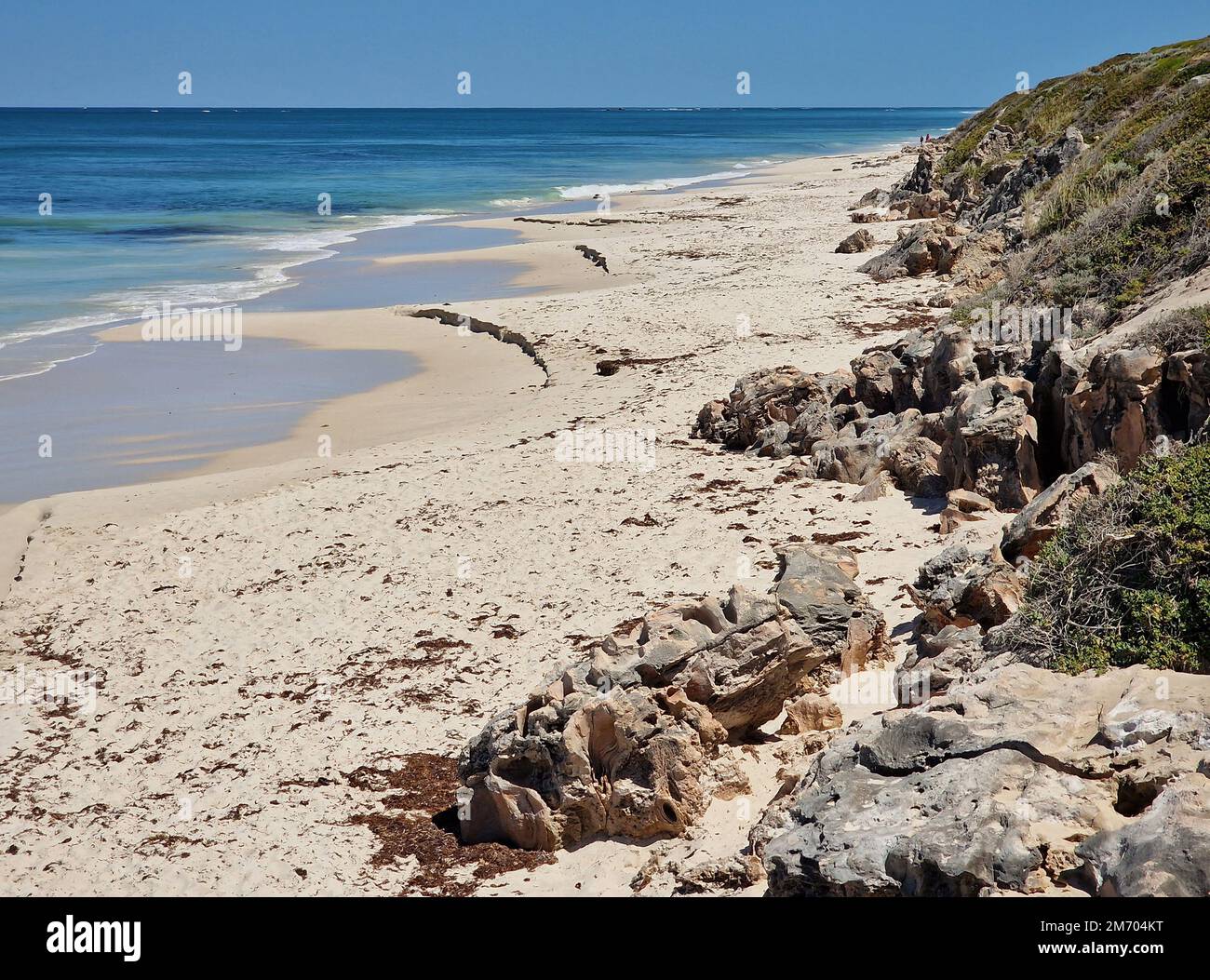 Beach West Australia avec vue sur l'océan Indien sous un ciel bleu. Banque D'Images