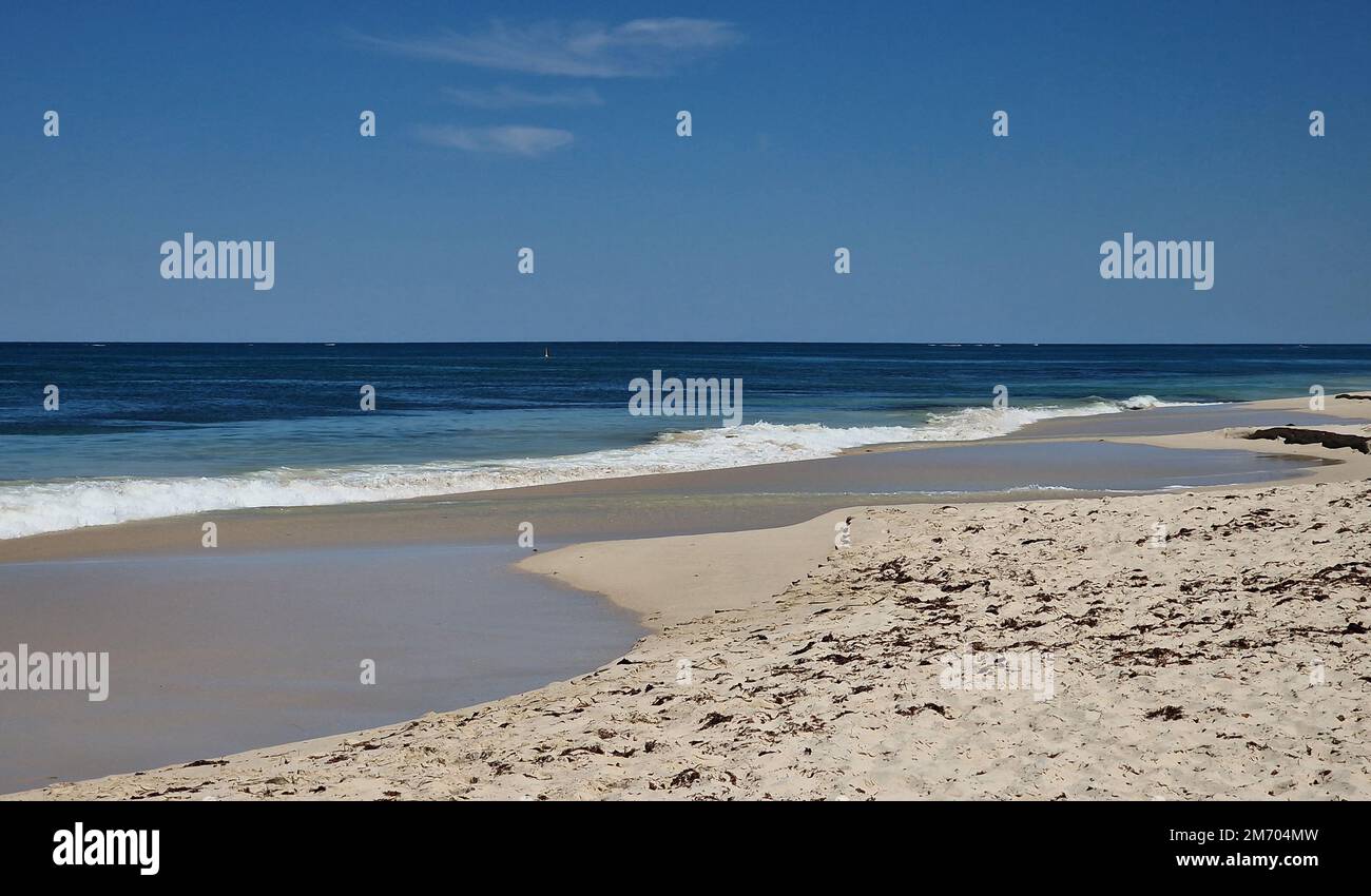 Beach West Australia avec vue sur l'océan Indien sous un ciel bleu. Banque D'Images