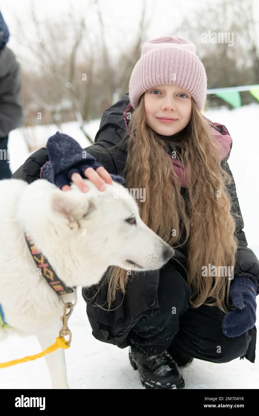 amitié adulte personne saison animal neige extérieur femme husky animal hiver jeune fille chien parc Banque D'Images
