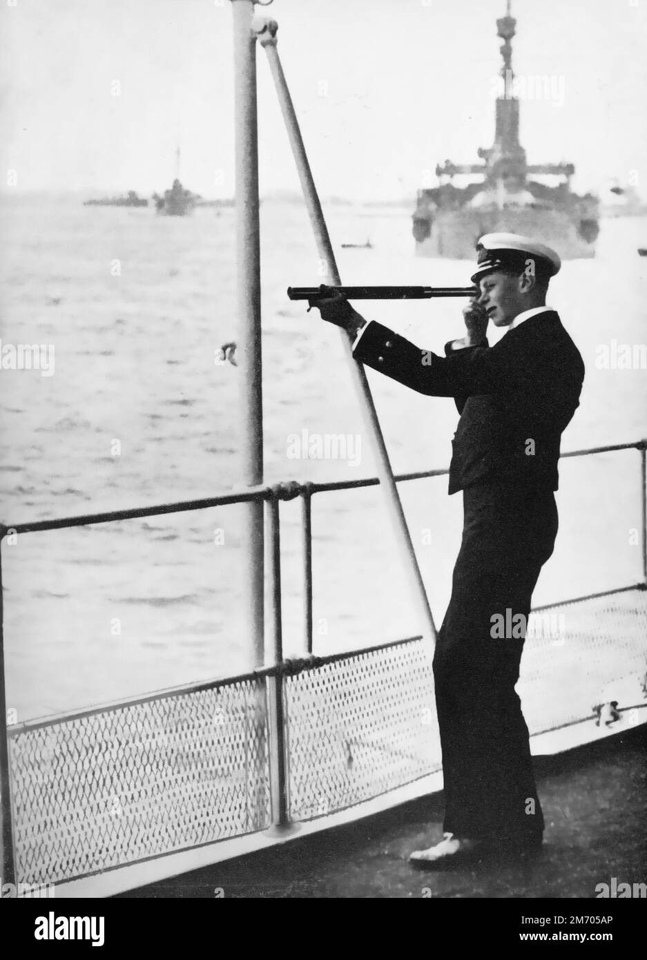 Midshipman, Prince Albert, regardant le Spithead Review, juillet 1914. Le futur roi George VI (1895-1952) en regardant la mobilisation de la flotte de la Marine royale. Du 18th au 20th juillet 1914, la flotte navale du Royaume-Uni a été mobilisée pour la première Guerre mondiale Banque D'Images