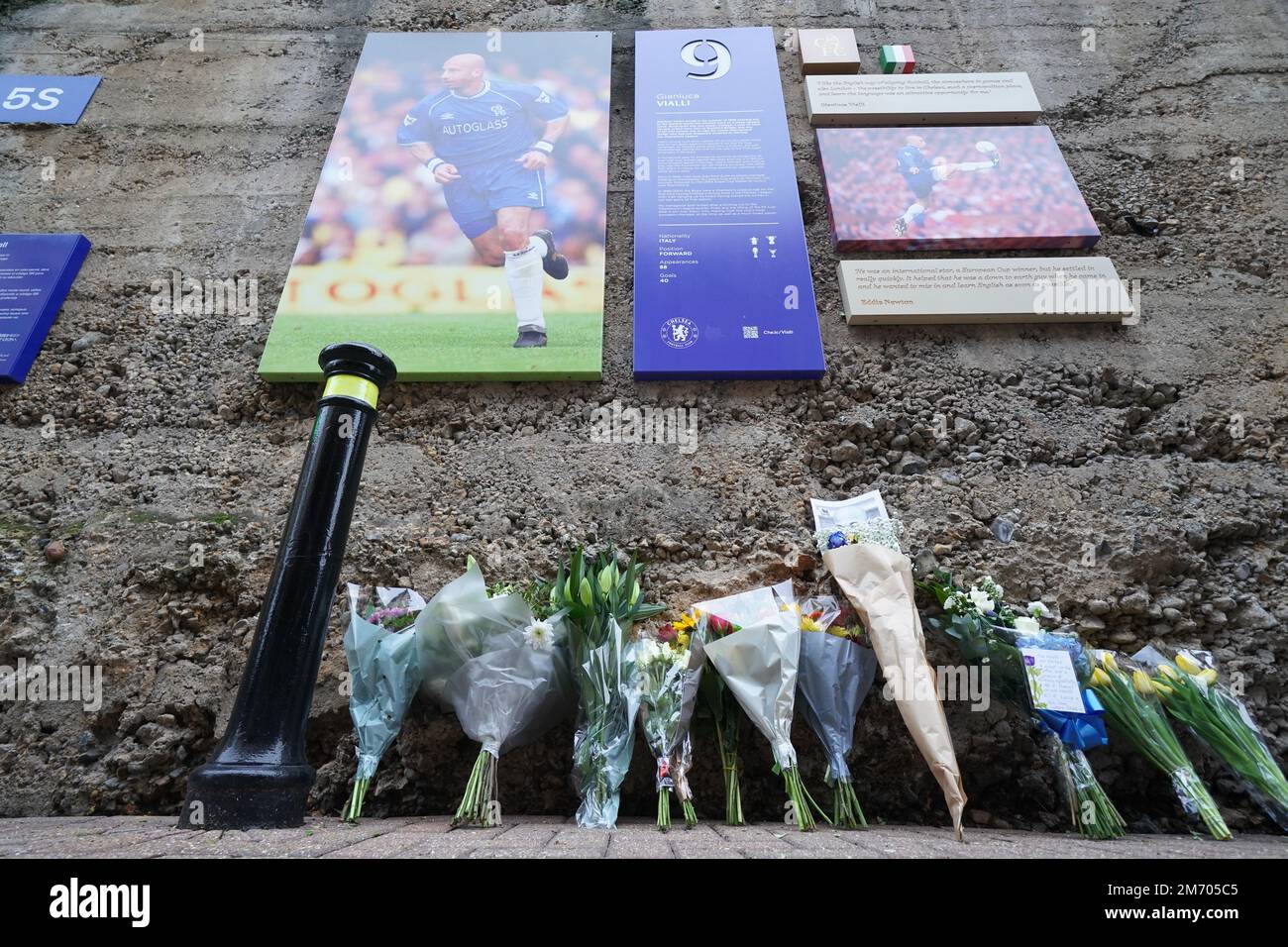 Fleurs et hommages en images de Gianluca Vialli sur le mur de la renommée de Chelsea au stade du pont Stamford, Londres, suite à l'annonce de la mort de l'ex-Italie, de l'attaquant de Juventus et de Chelsea, décédé à l'âge de 58 ans suite à une longue bataille contre le cancer du pancréas. Date de la photo: Vendredi 6 janvier 2023. Banque D'Images