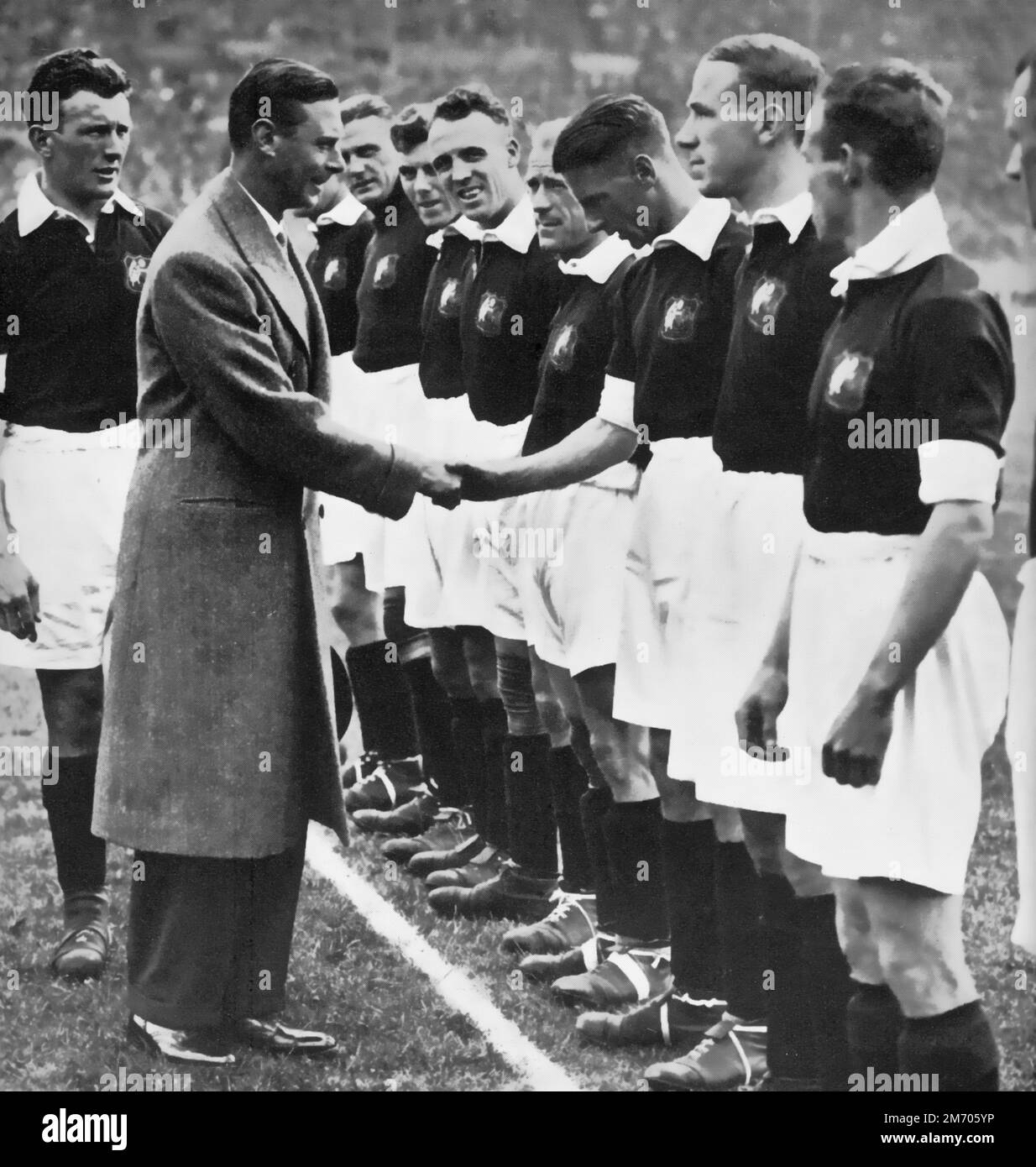 Le duc de York (1895-1952) rencontre l'équipe de Manchester City avant la finale de la coupe FA 1933. Le futur roi George VI a rencontré les équipes et a remporté le trophée. Everton a gagné 3-0, gagnant la coupe pour la première fois depuis 1906. Banque D'Images