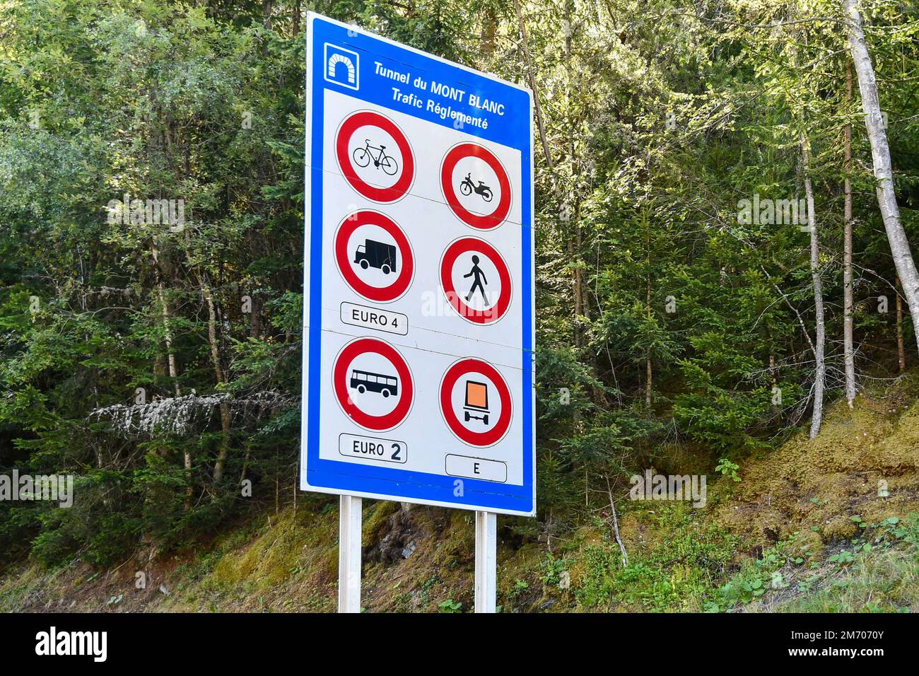 Signalisation routière indiquant la réglementation routière du tunnel du Mont blanc, Chamonix, haute Savoie, France Banque D'Images