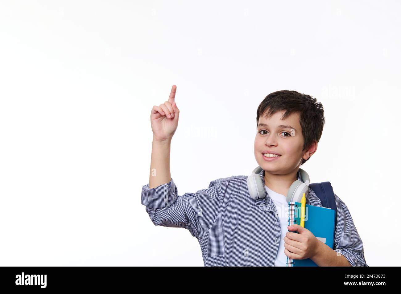 Adolescent du Moyen-Orient exprimant des émotions positives, pointant vers la copie espace publicitaire, fond blanc Banque D'Images