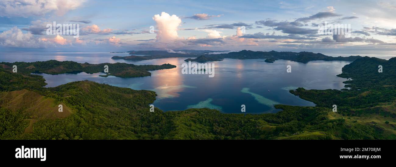 La dernière lumière du jour illumine les nuages qui s'écouleront audessus des îles éloignées