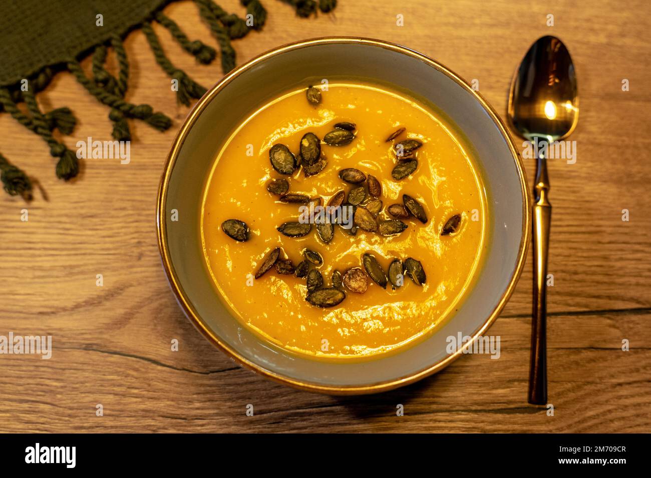 savon de citrouille avec des seads dans une assiette sur une table en bois Banque D'Images