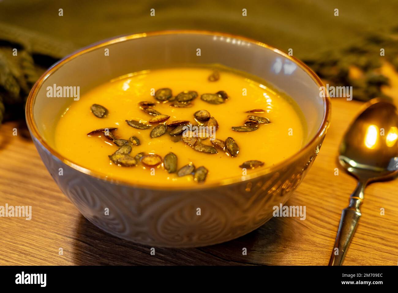 savon de citrouille avec des seads dans une assiette sur une table en bois Banque D'Images
