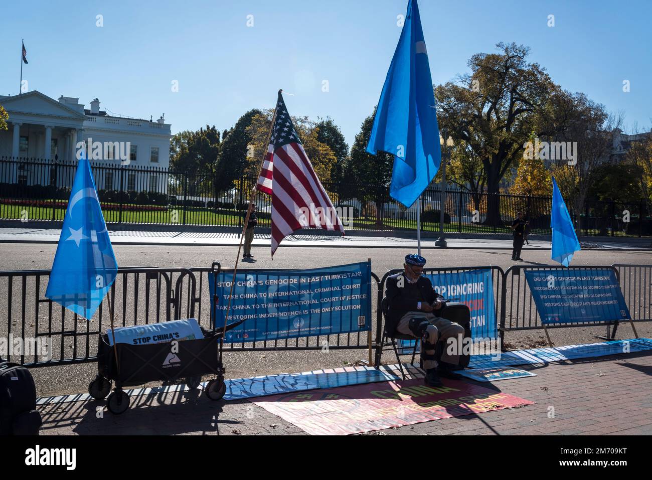 Protestataire devant la Maison Blanche dans le Lafayette Square, un parc public situé dans le President's Park, Washington, D.C., États-Unis Banque D'Images