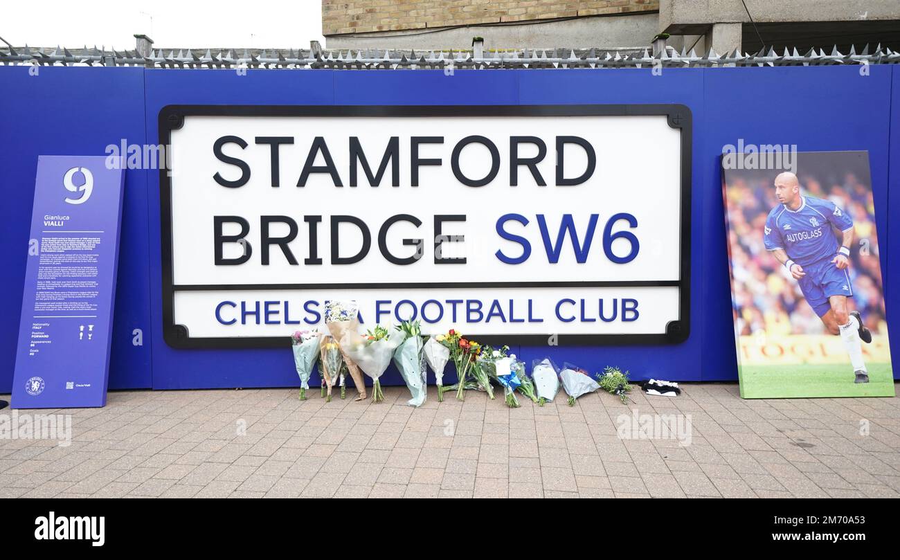 Fleurs et hommages pour Gianluca Vialli au Stamford Bridge Ground de Chelsea, à Londres, suite à l'annonce de la mort de l'ancienne Italie, Juventus et l'attaquant de Chelsea, qui est décédé à l'âge de 58 ans après une longue bataille contre le cancer du pancréas. Date de la photo: Vendredi 6 janvier 2023. Banque D'Images