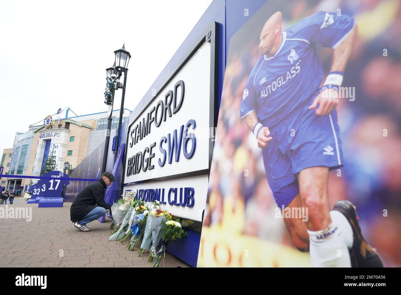 Fleurs et hommages pour Gianluca Vialli au Stamford Bridge Ground de Chelsea, à Londres, suite à l'annonce de la mort de l'ancienne Italie, Juventus et l'attaquant de Chelsea, qui est décédé à l'âge de 58 ans après une longue bataille contre le cancer du pancréas. Date de la photo: Vendredi 6 janvier 2023. Banque D'Images