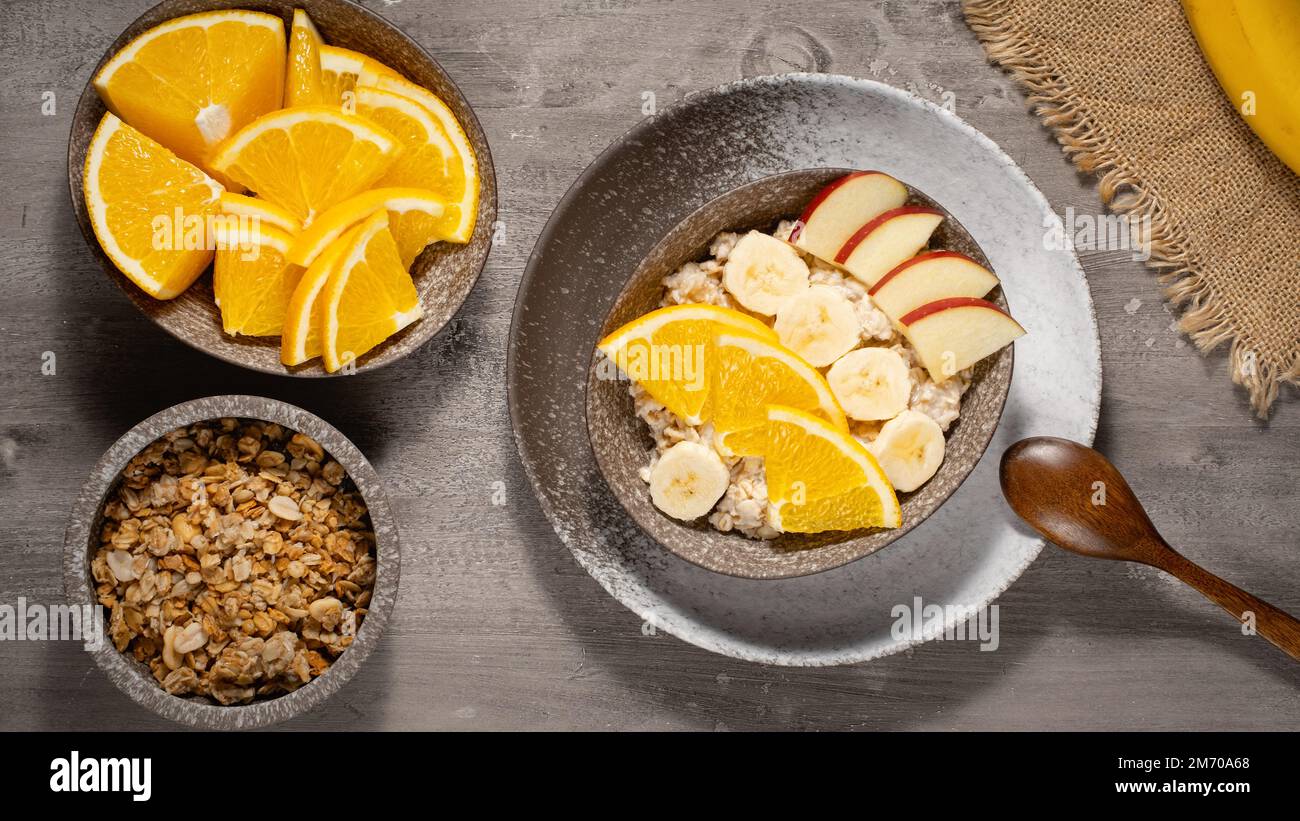 Porridge de flocons d'avoine avec fruits pour un petit déjeuner sain. Vue du dessus de la table Banque D'Images