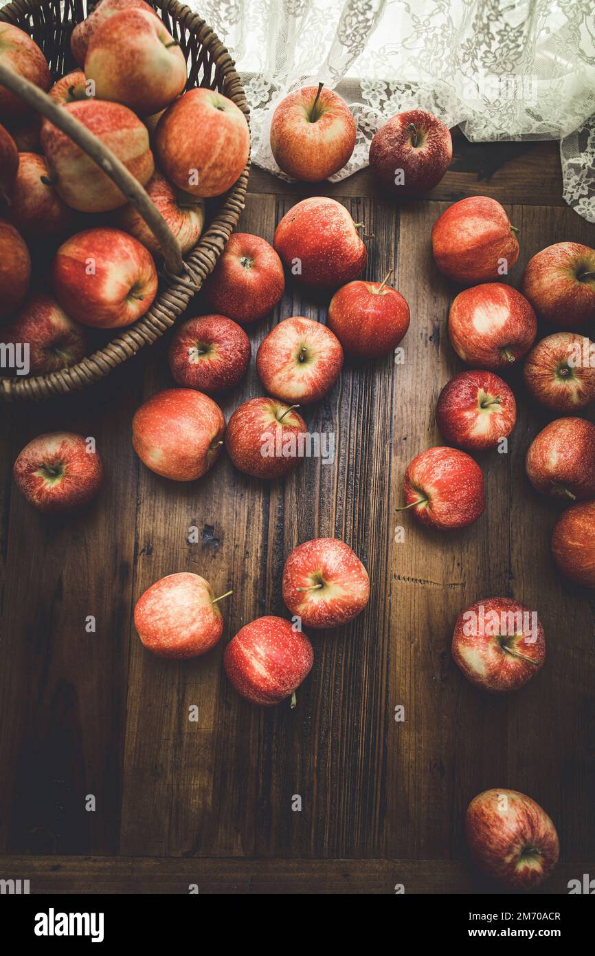 Pommes dans une cuisine rustique Banque D'Images
