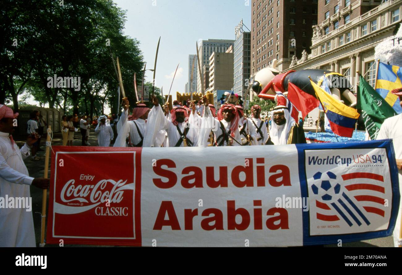 firo, 06/15/1994 archive photo, archive photo, archive photos football, Football, COUPE DU MONDE 1994 USA, PARADE de la coupe du MONDE 94, cérémonie d'ouverture, à Chicago figure, cérémonie d'ouverture, chaque pays a son propre, wagon, déposant, image symbolique, Wagon, par , Arabie Saoudite , Arabie Saoudite , Arabie Saoudite , Coco Cola Banque D'Images firo, 06/15/1994 archive photo, archive photo, archive photos football, Football, COUPE DU MONDE 1994 USA, PARADE de la coupe du MONDE 94, cérémonie d'ouverture, à Chicago figure, cérémonie d'ouverture, chaque pays a son propre, wagon, déposant, image symbolique, Wagon, par , Arabie Saoudite , Arabie Saoudite , Arabie Saoudite , Coco Cola Banque D'Images
