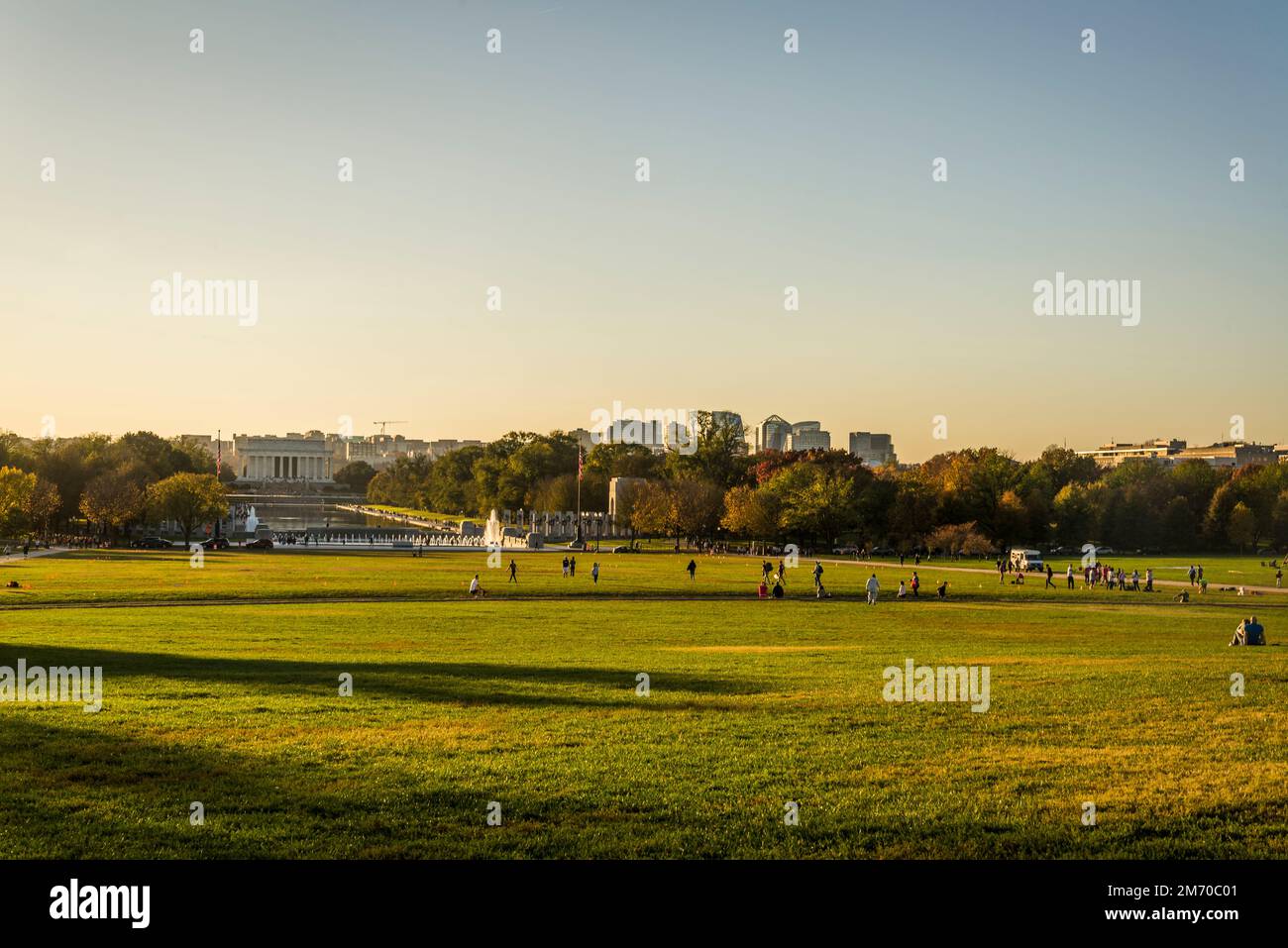 Parc paysager National Mall avec Lincoln Memorial à distance, Washington, D.C., États-Unis Banque D'Images