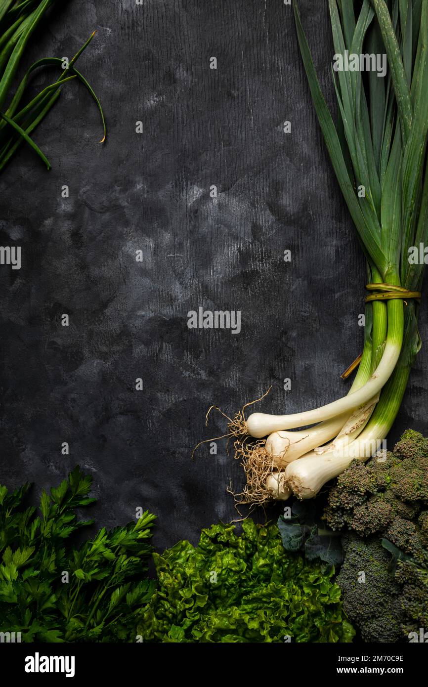 Assortiment de légumes verts sur fond noir, espace de copie Banque D'Images