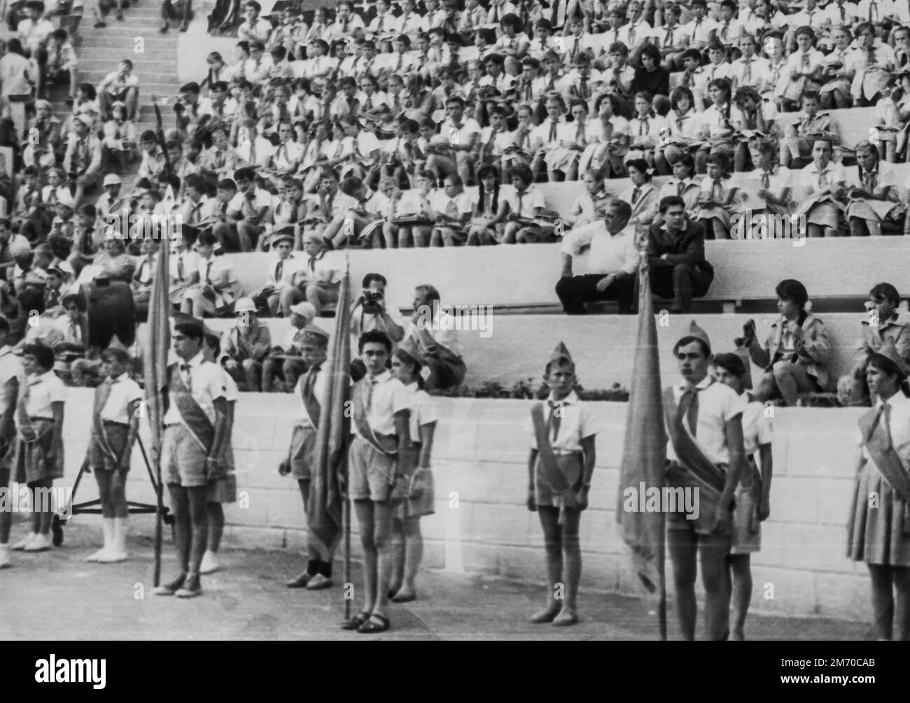 Crimée, URSS - vers 1963: Parade solennelle des pionniers dans le camp d'enfants Artek Banque D'Images