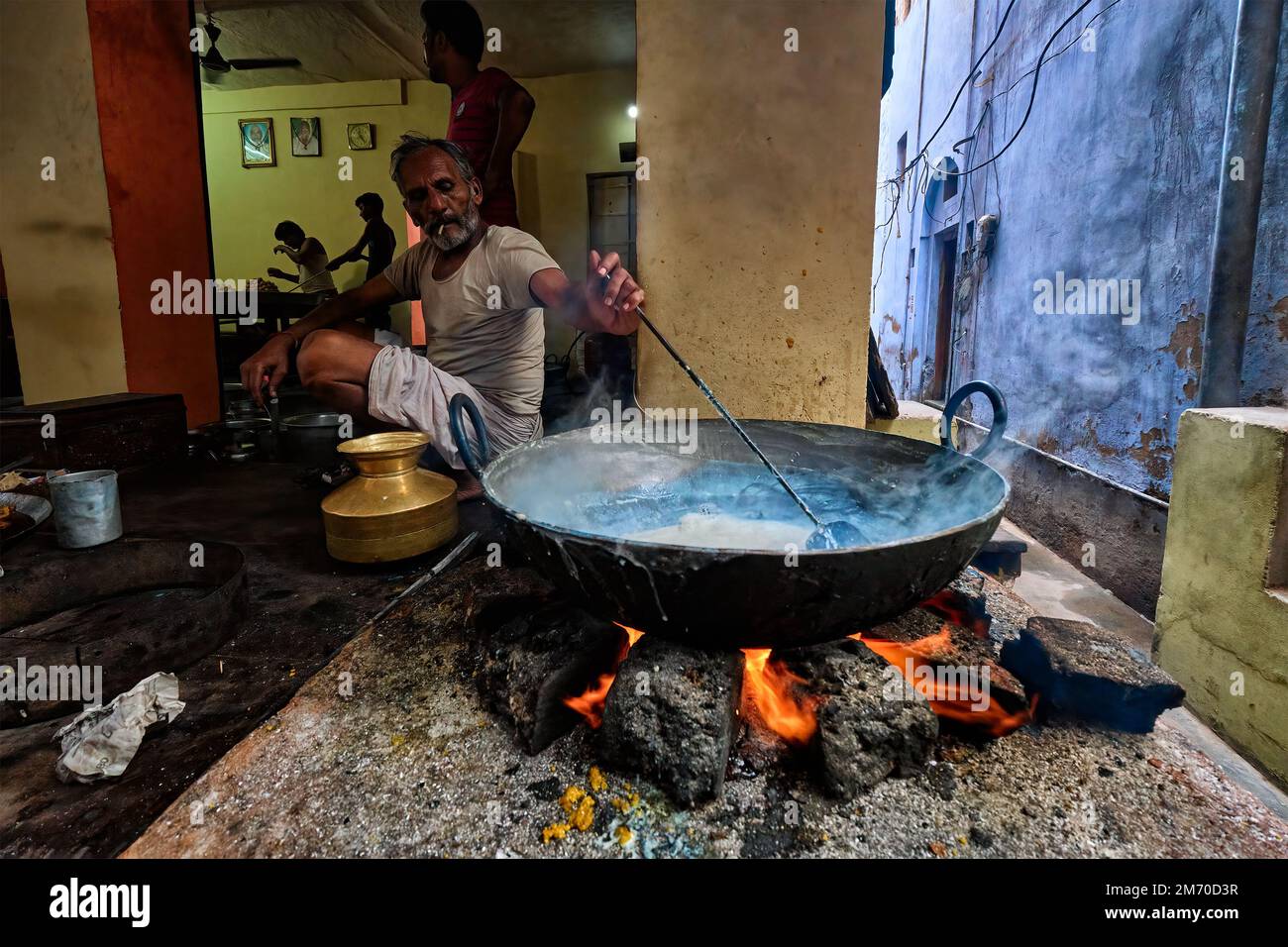 Pushkar, Inde - 7 novembre 2019: Cuisine de rue stalle cuire le mélange avec la cuillère de pain puri doux et rabri doux, condensé-lait-à base Banque D'Images