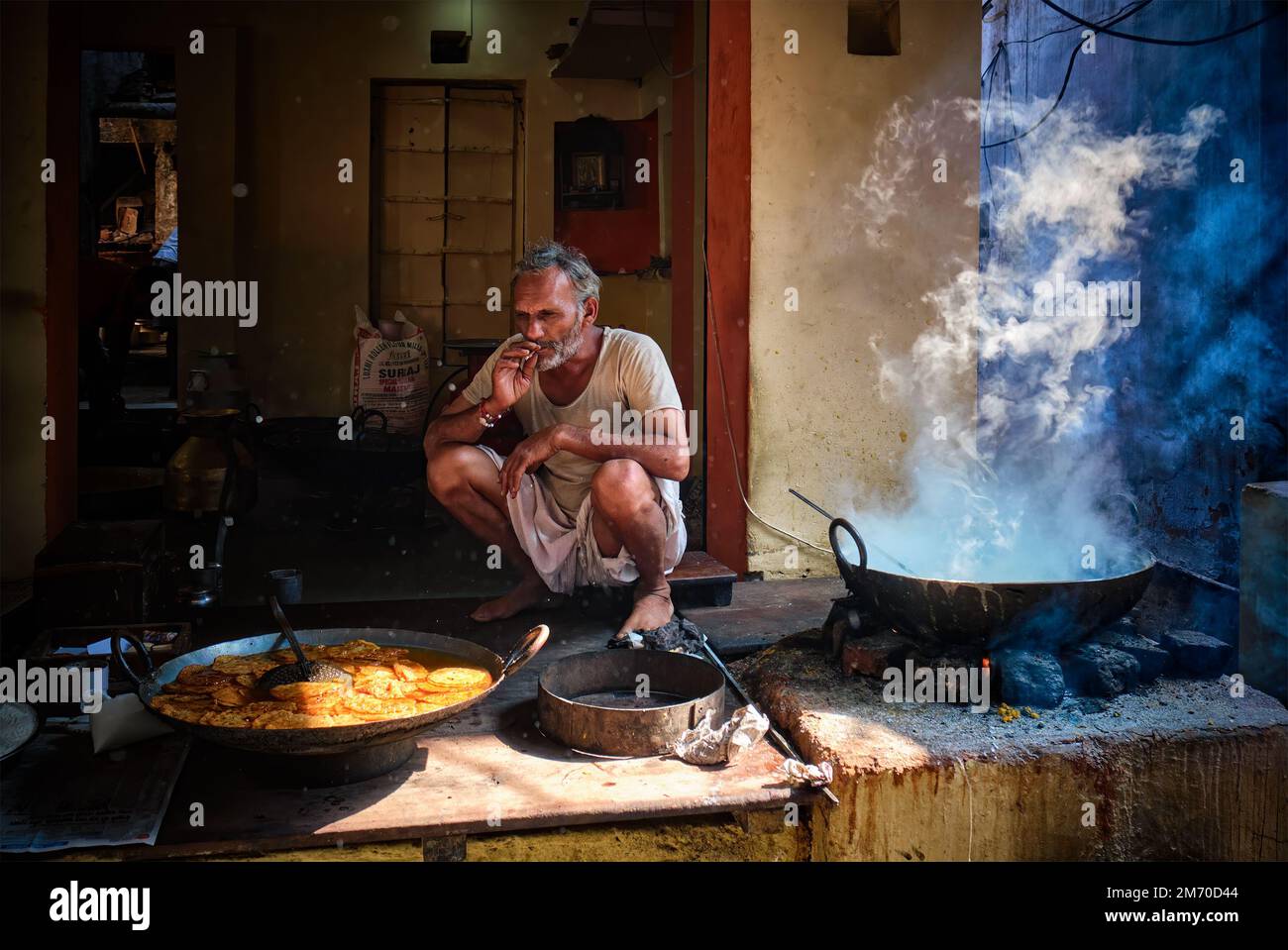 Pushkar, Inde - 7 novembre 2019: Cuisine de rue stalle cuire fumer tout en cuisant du pain puri doux et rabri doux, condensé-lait-à base de plat dans la rue Banque D'Images
