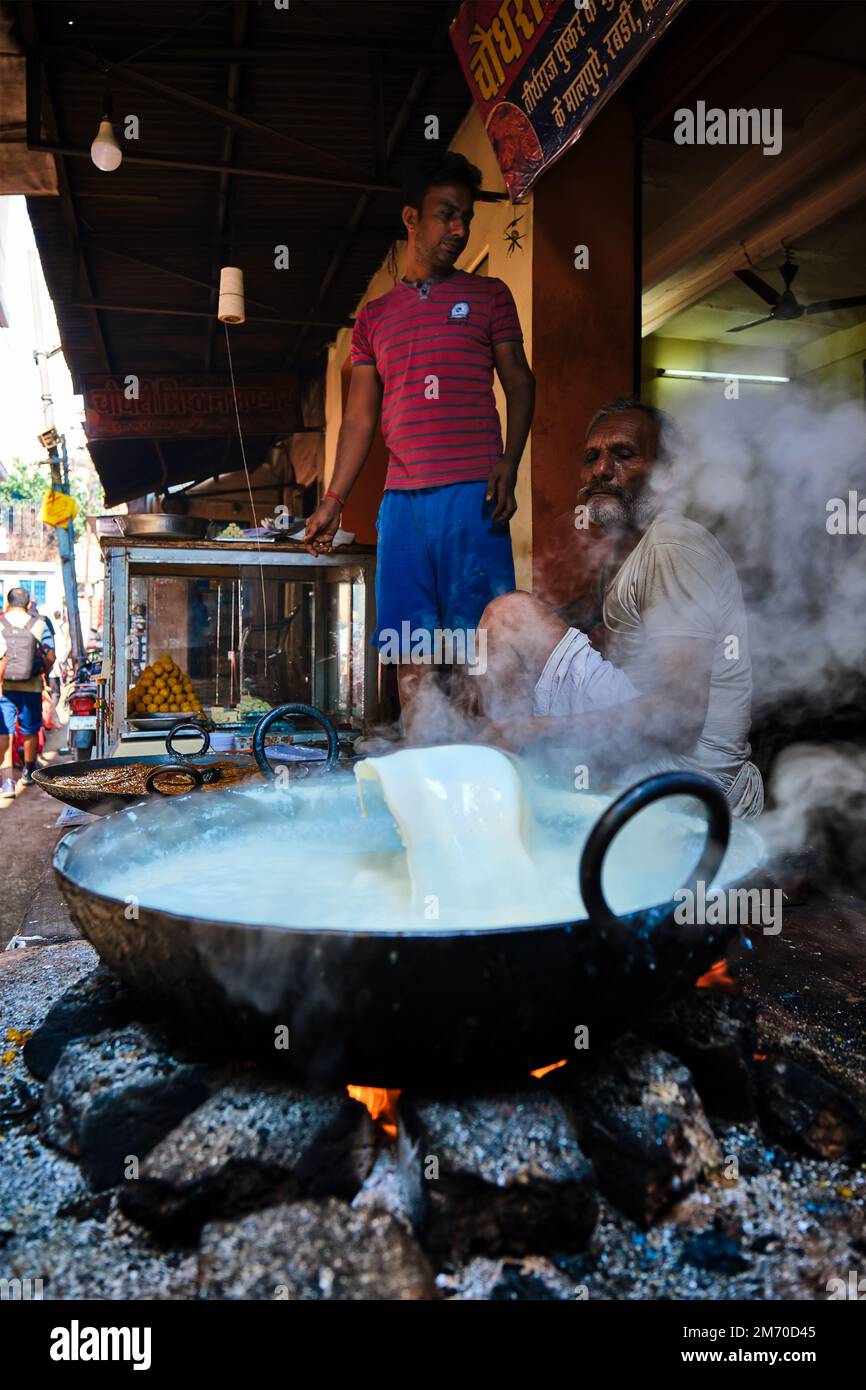Pushkar, Inde - 7 novembre 2019: Cuisine de rue stalle cuire pain puri doux et rabri doux, condensé-lait-à base de plat dans la rue de Pushkar Banque D'Images