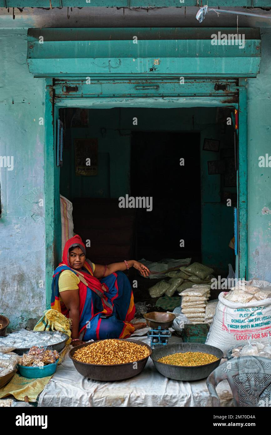 Pushkar, Inde - 7 novembre 2019: Femme vendeur de rue vendant des légumineuses dal dans la rue de Pushkar, Rajasthan, Inde Banque D'Images