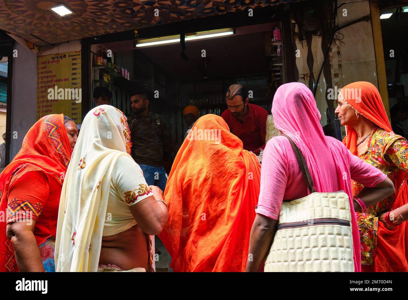 Les femmes achetant de la nourriture de rue dans un stalle à Pushkar, Rajasthan, Inde Banque D'Images
