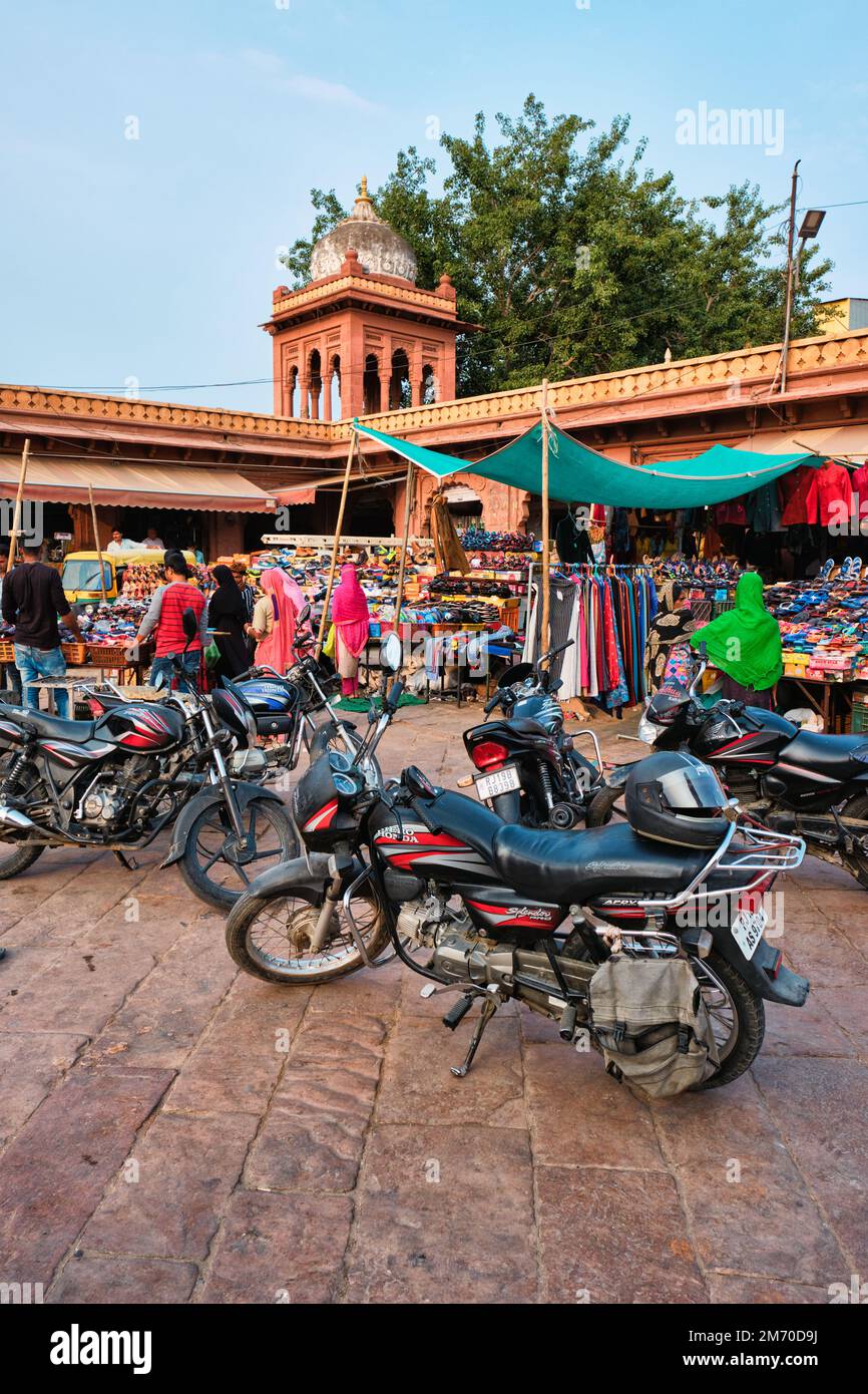 Jodhpur, Inde - 14 novembre 2019: Motos dans le marché de Sardar et les gens de shopping. Jodhpur, Rajasthan, Inde Banque D'Images