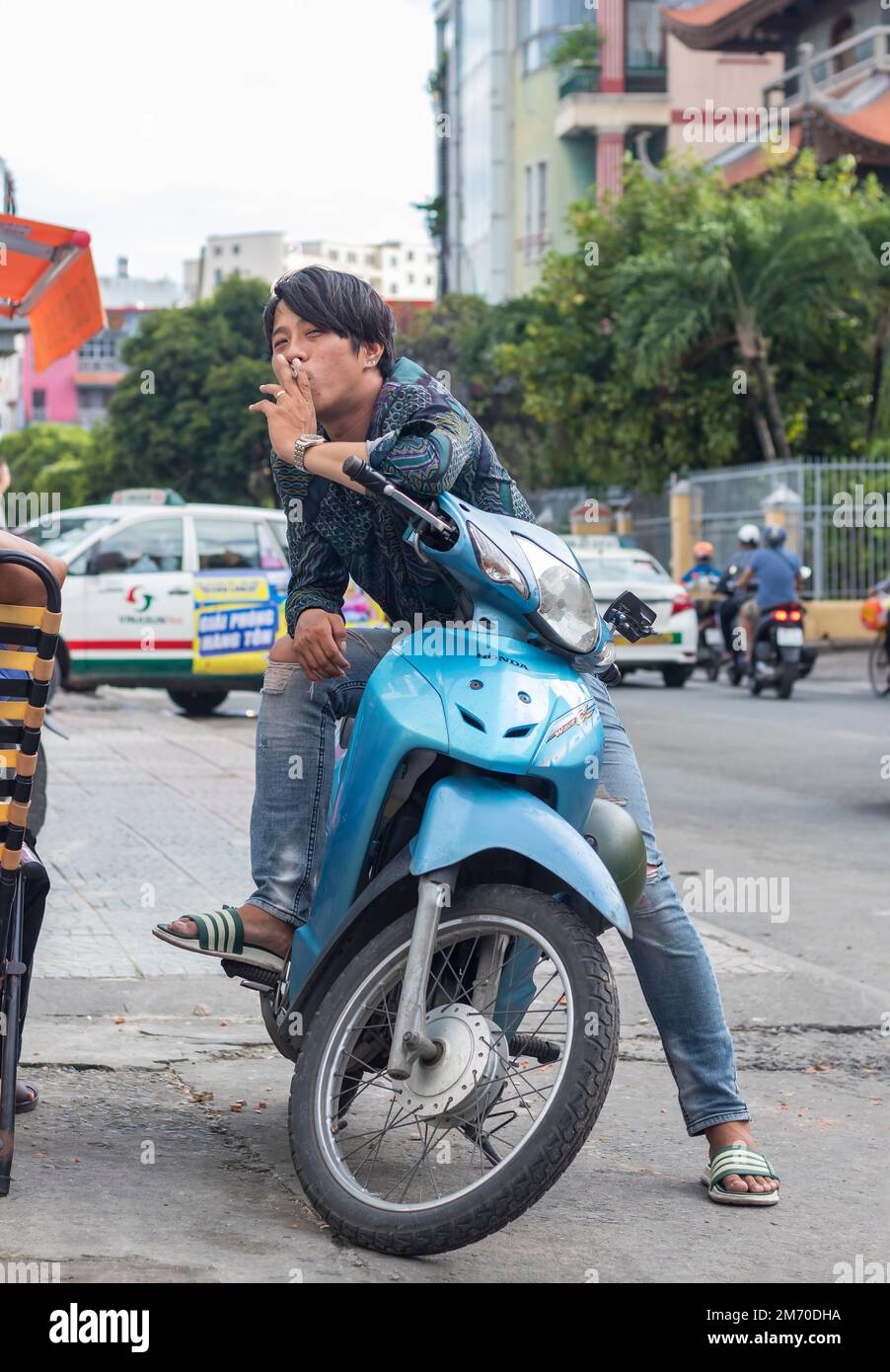 Fumer sur un scooter Banque de photographies et d'images à haute résolution  - Alamy