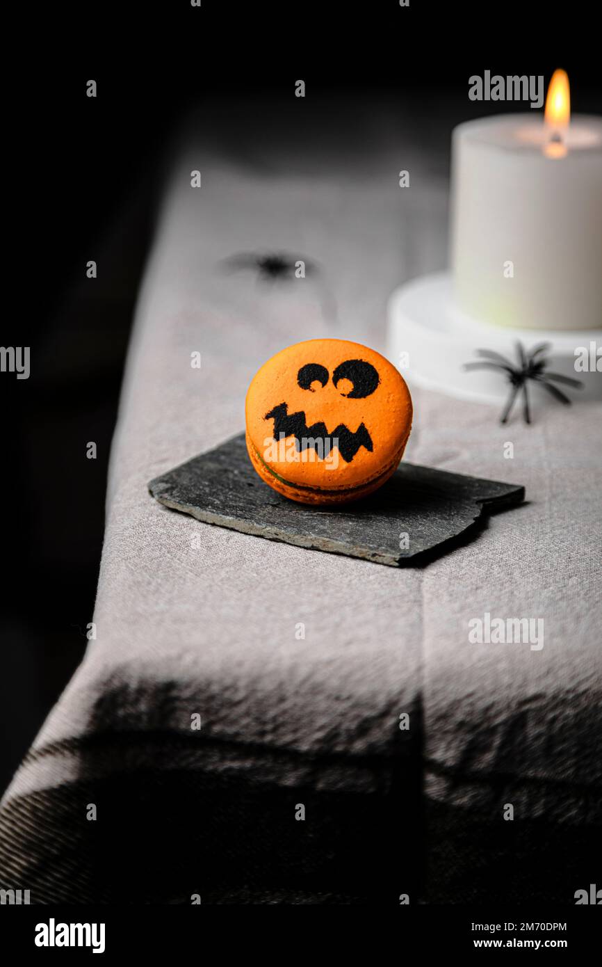 Jack o lanterne macaron sur table pour Halloween Banque D'Images