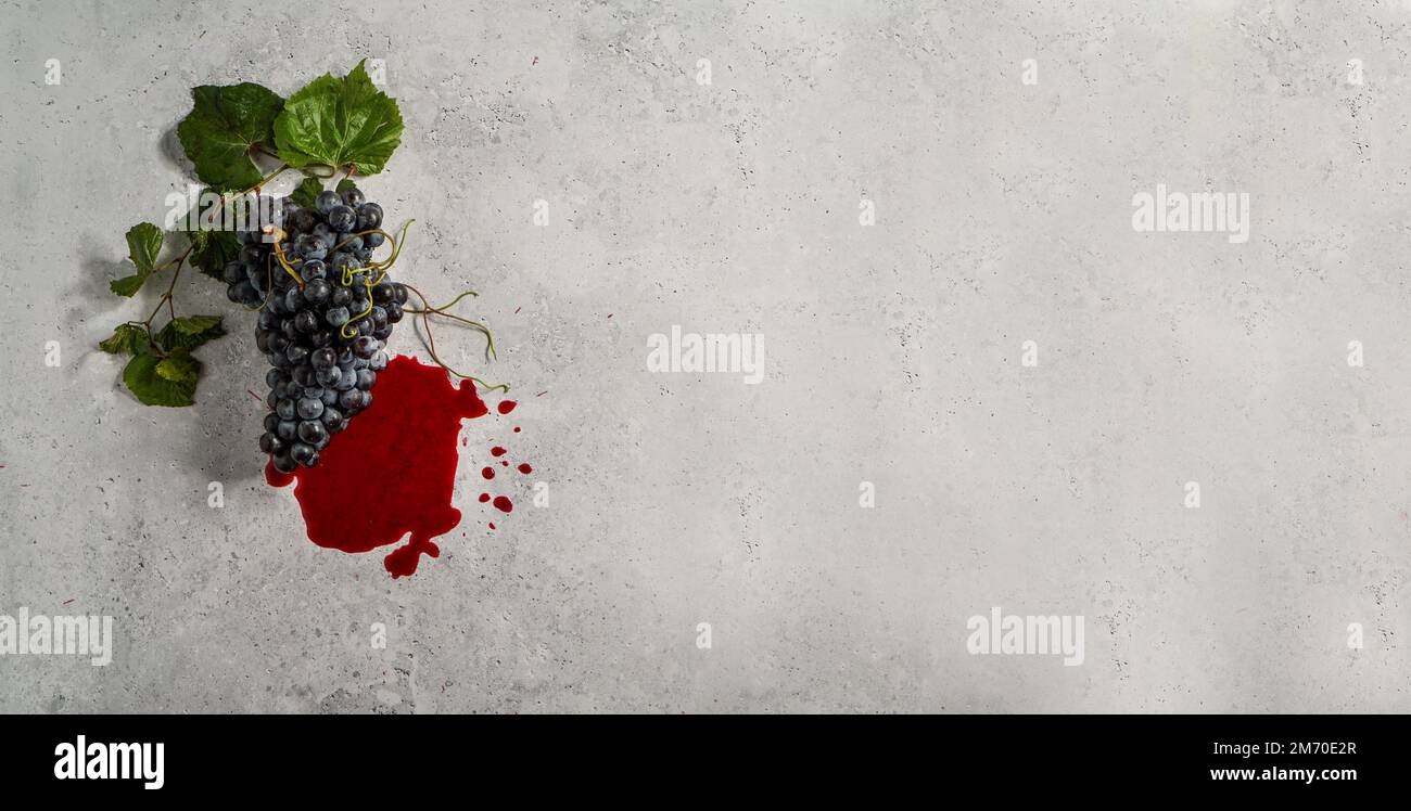 Raisins rouges sur fond de marbre, avec espace de copie Banque D'Images