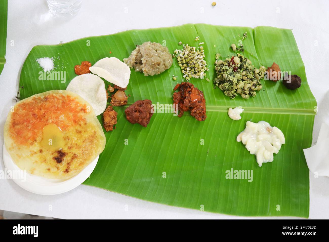 Repas sud-indiens servis dans une feuille de banane. Entrées végétariennes avec différents types de plats délicieux comme des obbattu et des salades Banque D'Images