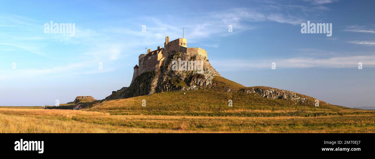 Vue de jour en été sur le château de Lindisfarne, l'île Sainte, Northumberland, Angleterre, Royaume-Uni Banque D'Images