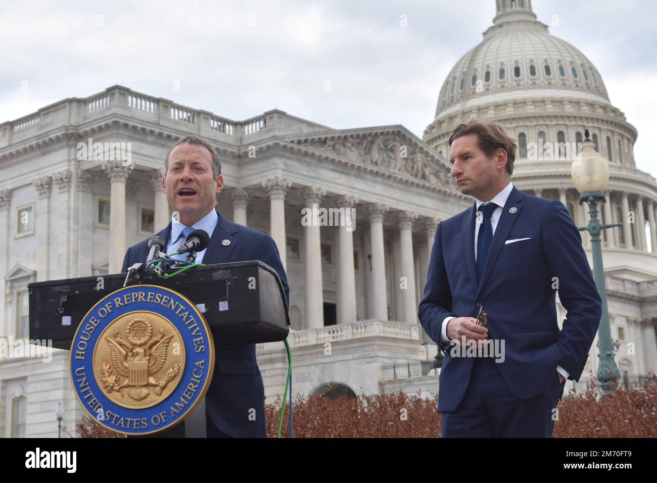 Washington, États-Unis. 06th janvier 2023. Le représentant Dean Phillips et le représentant Josh Gottheimer honorent l'anniversaire de l'attaque du Capitole des États-Unis de 6 janvier et mettent en lumière la loi sur la « réforme du système électoral » au Triangle de la Chambre des représentants du Capitole des États-Unis à Washington, DC, États-Unis sur 6 janvier 2023. (Photo de Kyle Mazza/Sipa USA) crédit: SIPA USA/Alay Live News Banque D'Images