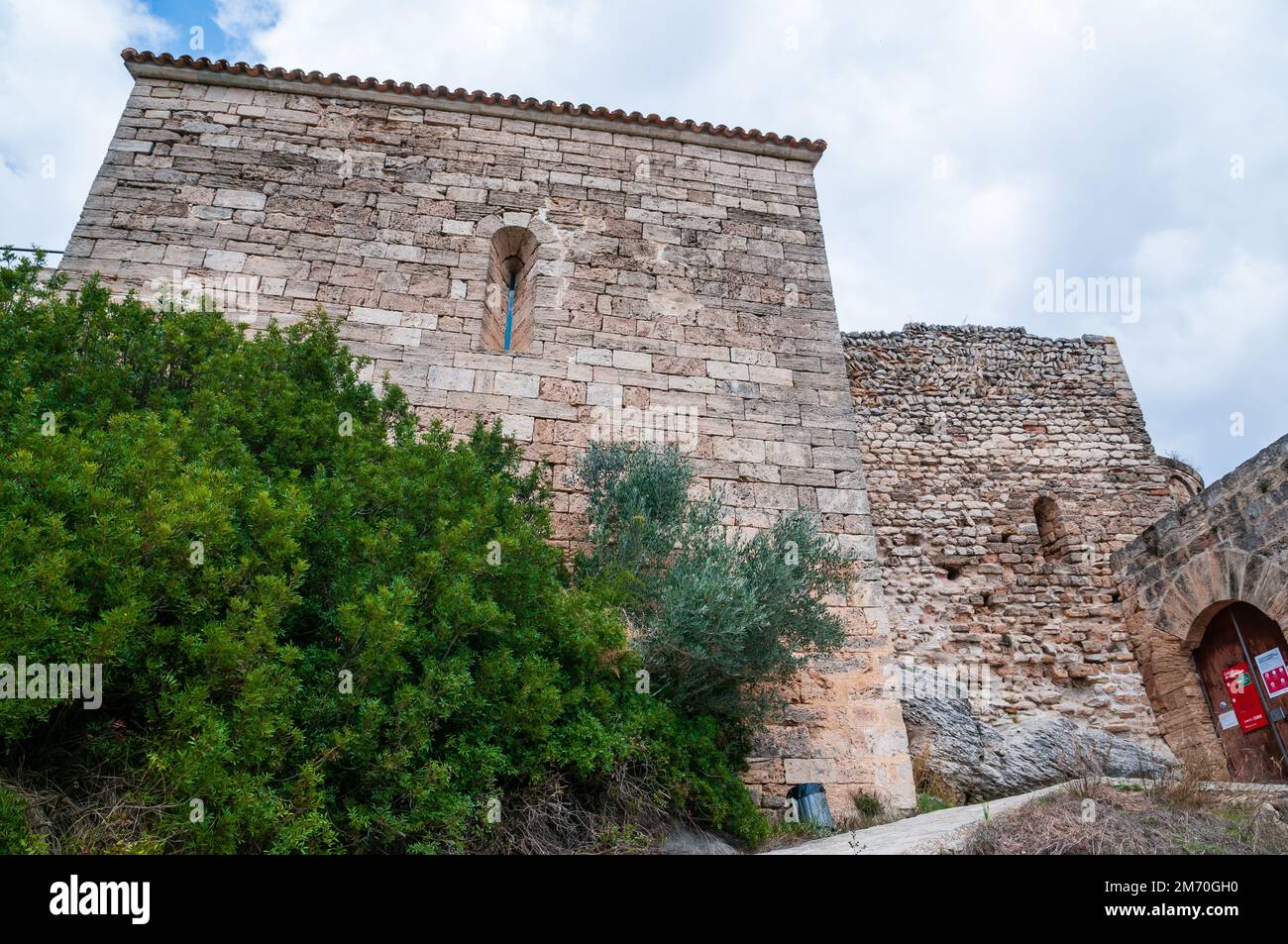 Entrée principale, 13th siècle. Un côté de celui-ci est soutenu par le mur sud de l'église romane. Château de Claramunt, Pobla de Claramunt, Catalogne, Banque D'Images