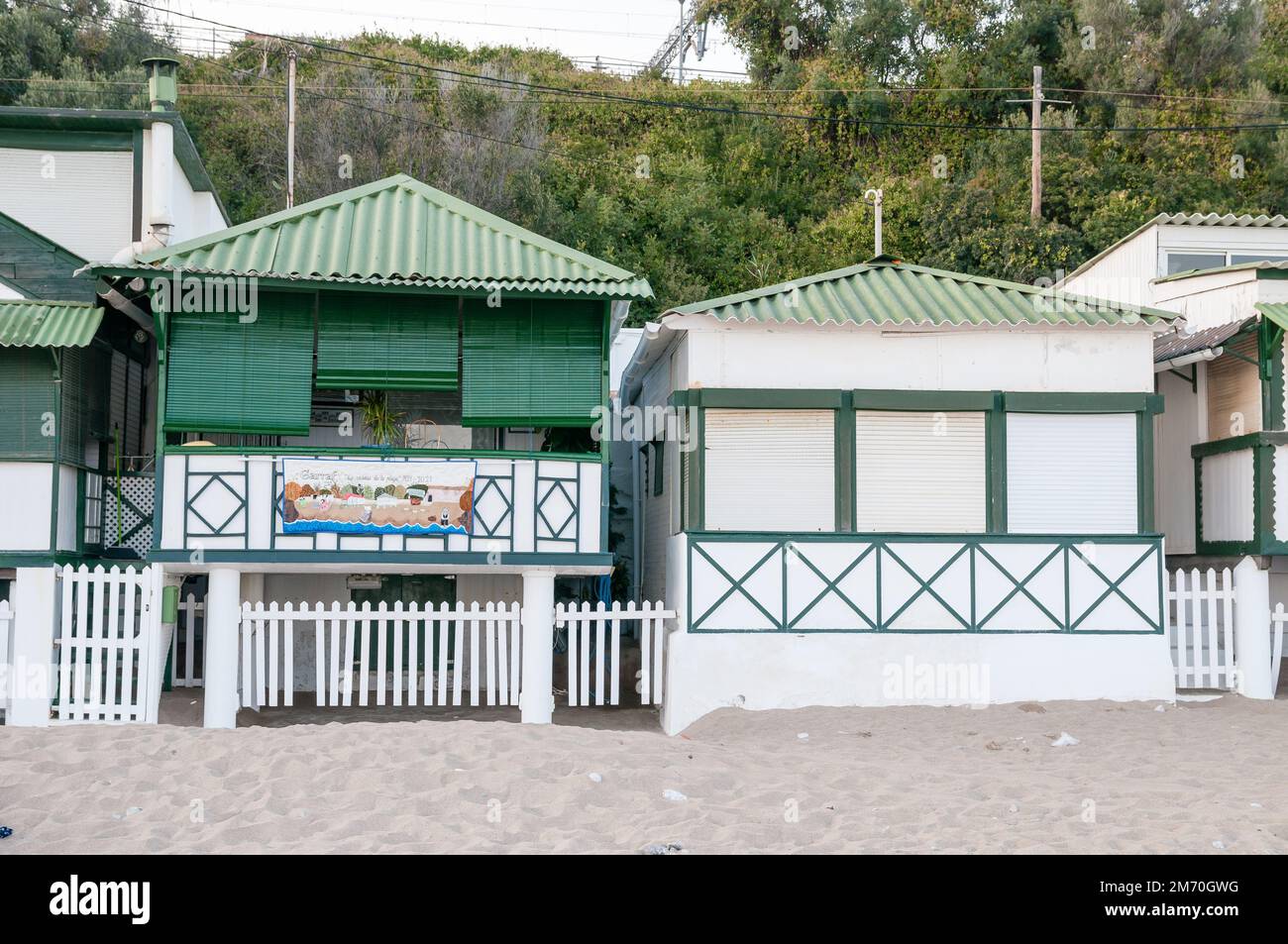 Les Casetes del Garraf, petites maisons vertes et blanches dans le beah, Garraf, Barcelone, Catalogne, Espagne Banque D'Images