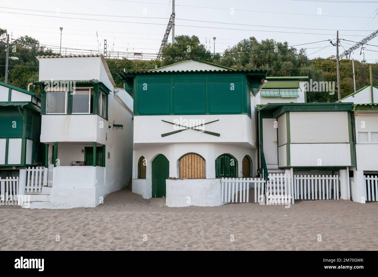 Les Casetes del Garraf, petites maisons vertes et blanches dans le beah, Garraf, Barcelone, Catalogne, Espagne Banque D'Images